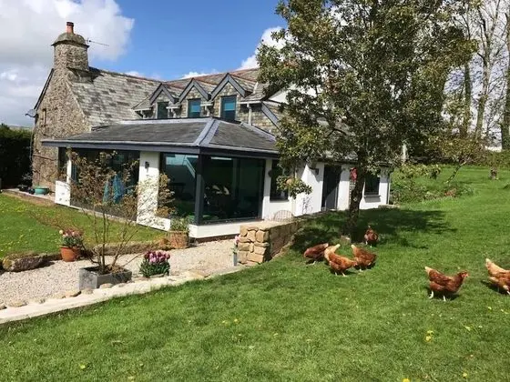 Immaculate 1-bed Apartment Cornwall With hot tub