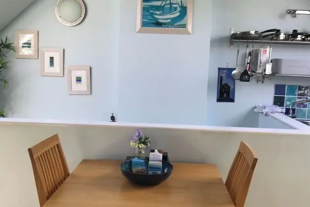 Immaculate 1-bed Apartment Cornwall With hot tub - Yerinde Yemek