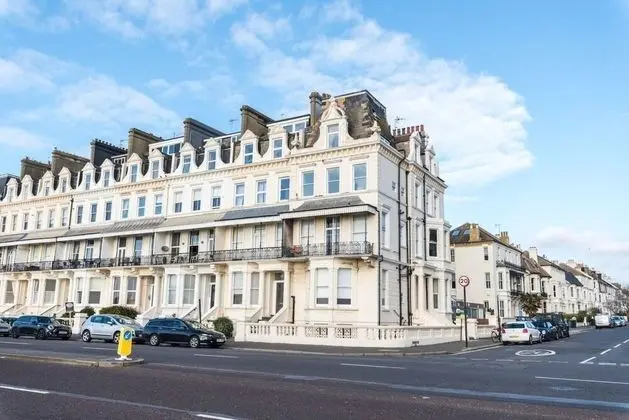 Immaculate 1-bed Apartment on Hove Seafront