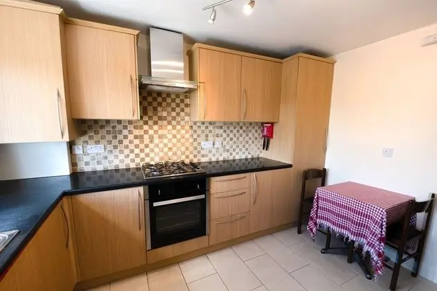 Immaculate 2-bed Apartment in Isleworth by River - Mutfak