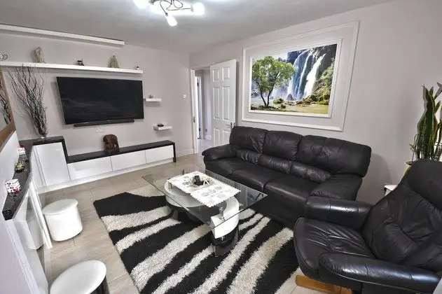Immaculate 2-bed Apartment in Isleworth by River - Oda Düzeni