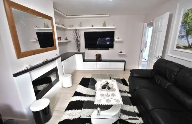 Immaculate 2-bed Apartment in Isleworth by River - Öne Çıkan Resim