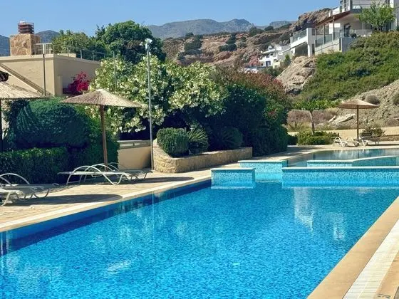 Immaculate 2-bed Apartment in Makrygialos - Havuz