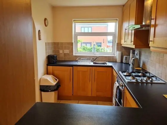 Immaculate 3-bed House With Free Parking in Bolton - Mutfak