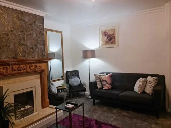 Immaculate 3-bed House in Middleton - Oda Düzeni