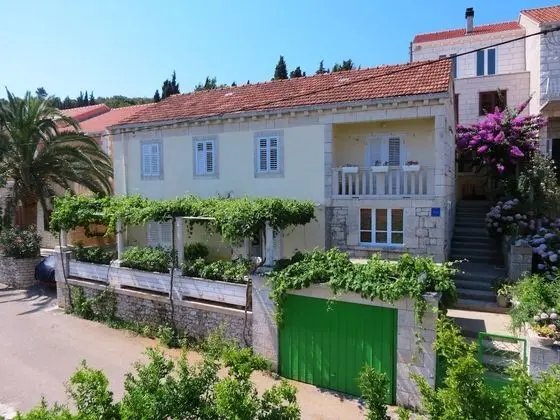 Immaculate 4-bed House in Lumbarda