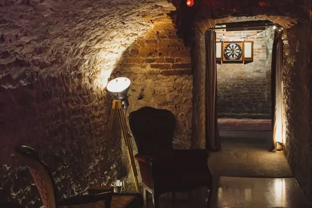 Immaculate 5 Bed House With Unique Cellar Bar - Genel