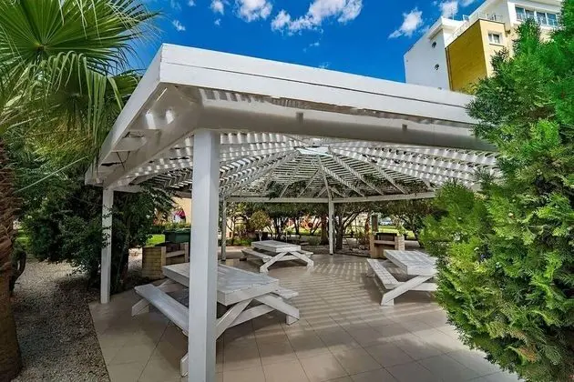 Impeccable 1-bed Apartment in Caesar Resort - Dış Mekan