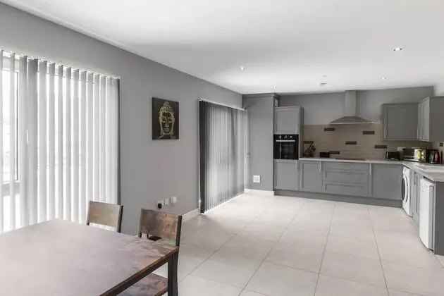 Impeccable 1-bed Apartment in Ebbw Vale, Wales - Mutfak