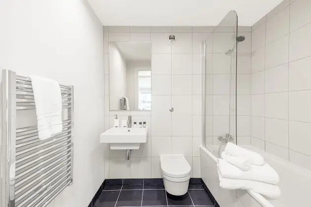 Impeccable 1-bed Apartment in London City - Banyo Tipleri