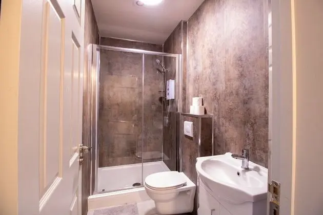 Impeccable 1-bed Apartment in Sunderland - Banyo Tipleri