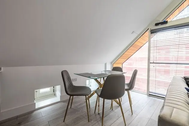 Impeccable 2-bed Apartment in Camberley - Mutfak