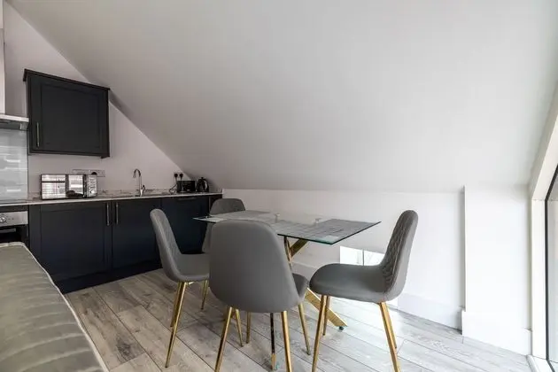 Impeccable 2-bed Apartment in Camberley - Yerinde Yemek