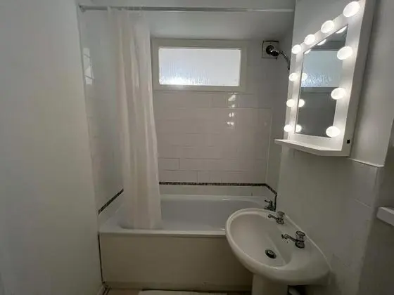 Impeccable 2-bed Apartment in Grays, London - Banyo Tipleri
