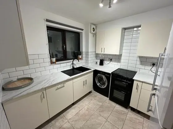 Impeccable 2-bed Apartment in Grays, London - Mutfak