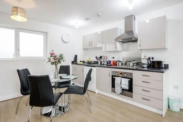 Impeccable 2-bed Apartment in Romford Image Court - Mutfak