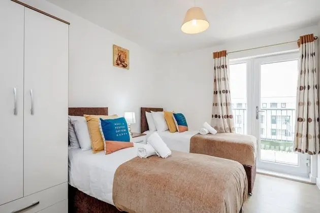 Impeccable 2-bed Apartment in Romford Image Court - Öne Çıkan Resim