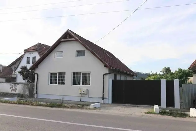 Impeccable 2-bed House in Albești