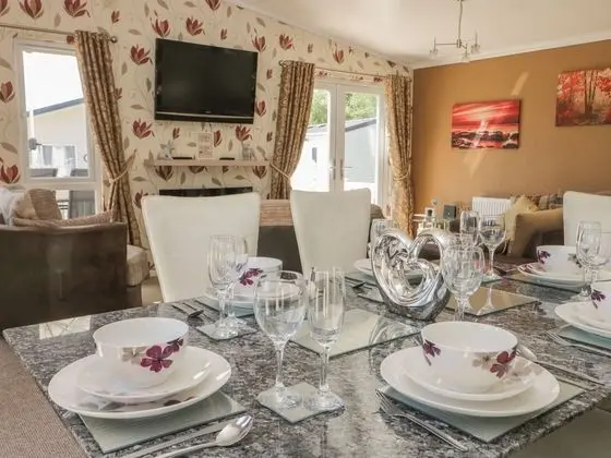 Impeccable 3-bed Lodge at Cayton Bay Holiday Park - Yerinde Yemek