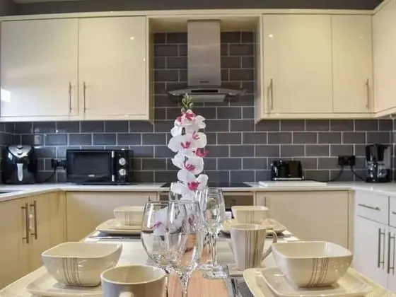 Impeccable 4-bed House in Barnsley - Mutfak