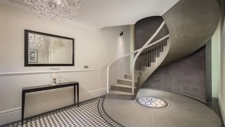 Impeccable 5-bed House in London - Oda
