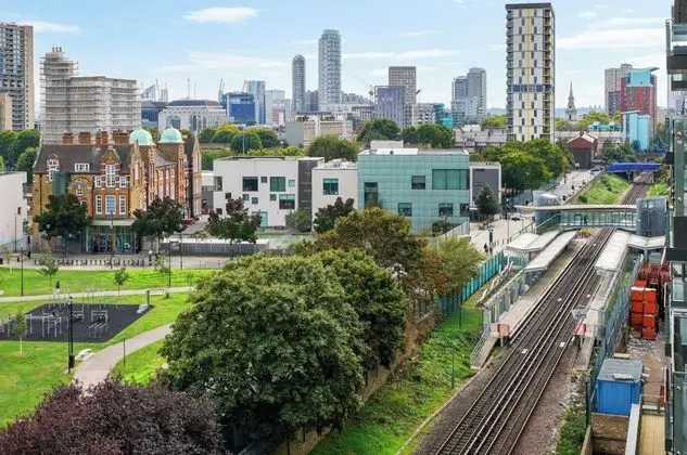 Impeccable Flat Near Canary Wharf and the City - Genel
