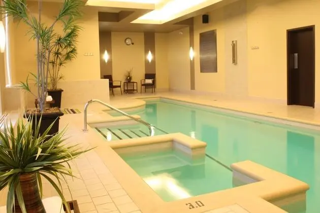 Impéria Hôtel & Suites St-Eustache - Havuz