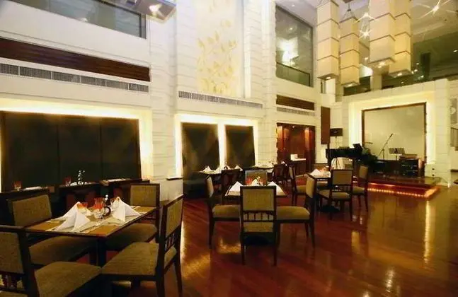 The Imperial Hotel and Convention Centre Korat - Yeme / İçme