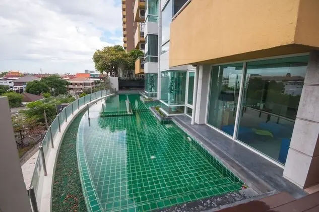 Implace Impact at Msociety Condo - Havuz