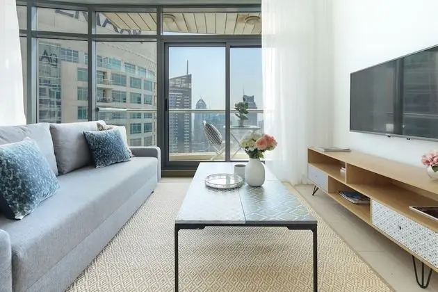 Impressive 1BR w/ Incredible Marina Views! - İç Mekan