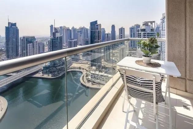 Impressive 1BR w/ Incredible Marina Views! - İç Mekan