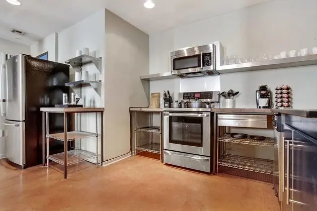Impressive 2br/2ba Industrial Apt in Nola by Domio - Mutfak