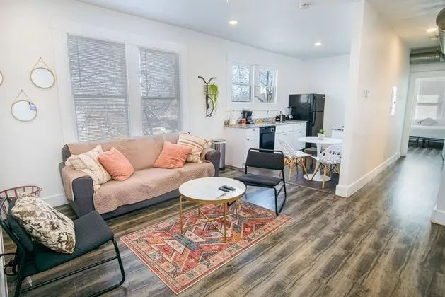 Impressive Cozy Historic 2BR Apt Near Downtown - İç Mekan