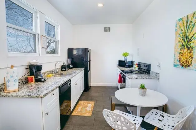 Impressive Cozy Historic 2BR Apt Near Downtown - Mutfak