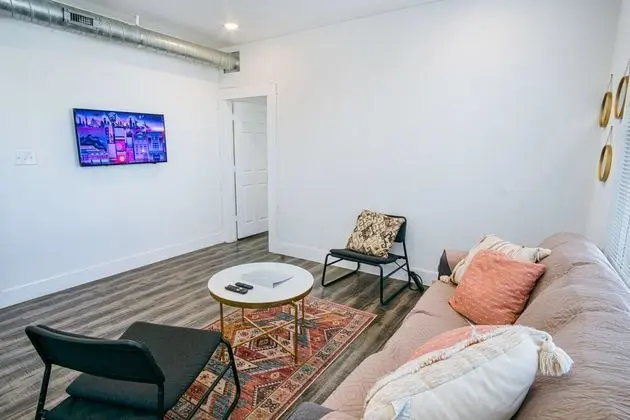 Impressive Cozy Historic 2BR Apt Near Downtown - Oda Düzeni