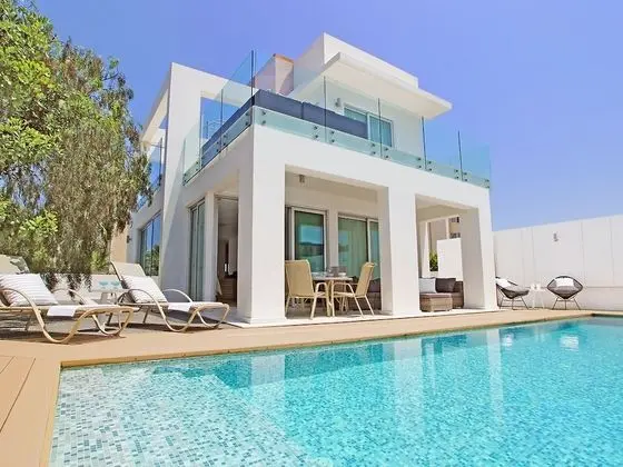 Indigo Pernera in Pernera