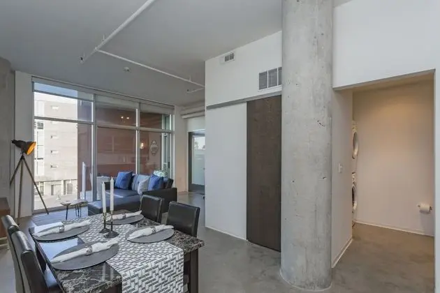 Industrial Chic Condo with Balcony - İç Mekan