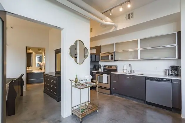 Industrial Chic Condo with Balcony - Mutfak
