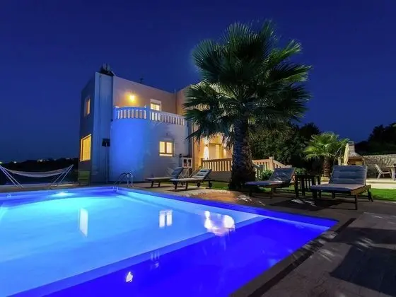 Infinity Pool Villa With Sea Views Near Rethymno City & Beach and Shaded BBQ