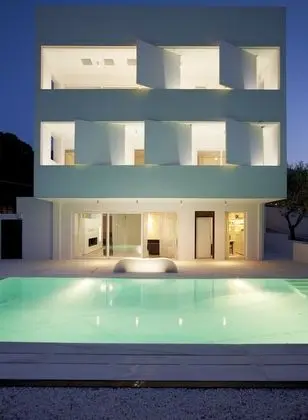 Infinity White Complex