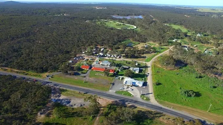 Inglewood Motel and Caravan Park - 1
