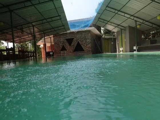 Inn Pondiville Forest Retreat - Havuz