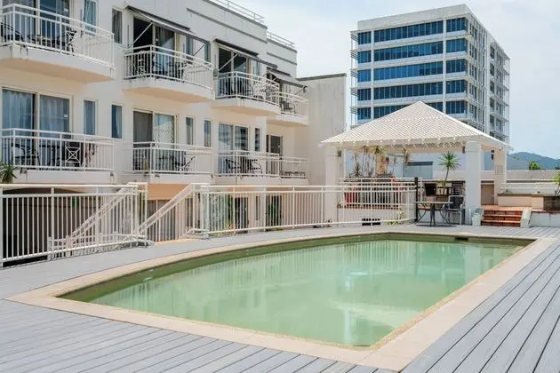 Inner City One Bedroom Apartment with Pool View 22 - Havuz