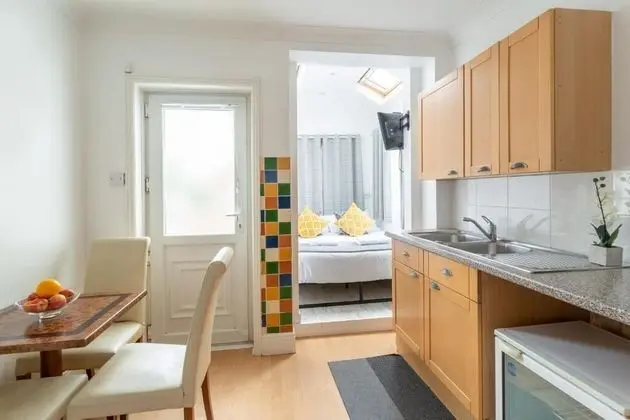 INNit Rooms - Upper Rock - Mutfak