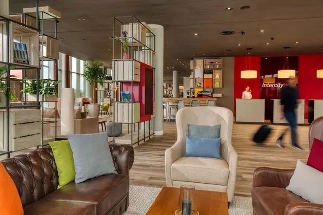 IntercityHotel Amsterdam Airport - Lobi