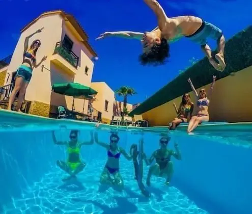International Surf School & Camp - Hostel - Havuz