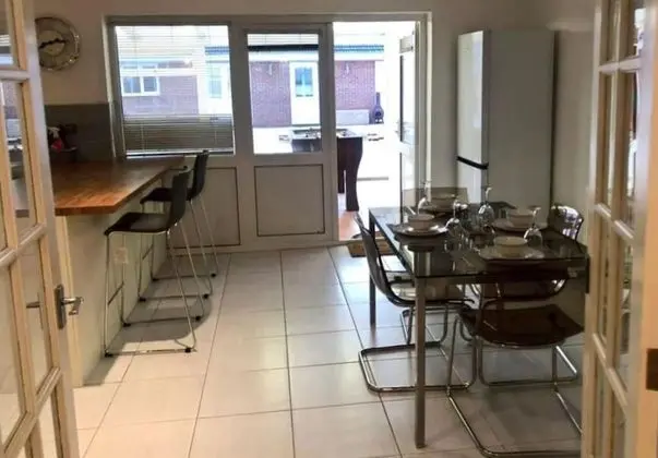 Inviting 3-bed Semi-detached House in Bedford - Mutfak