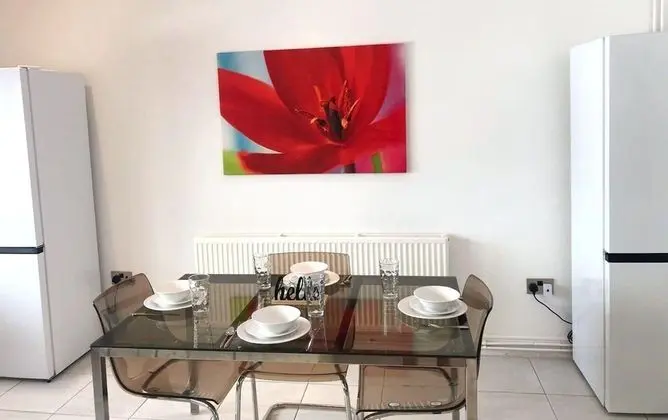 Inviting 3-bed Semi-detached House in Bedford - Yerinde Yemek