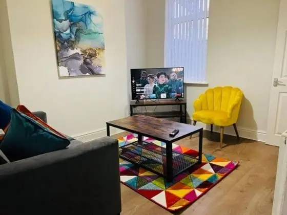 Inviting 3-bedroom Home in Liverpool With Parking