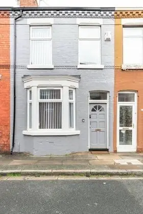 Inviting 3-bedroom Home in Liverpool With Parking - Dış Mekan